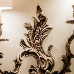 Элегантная игра в блэкджек с картами и фишками на зеленом сукне казино